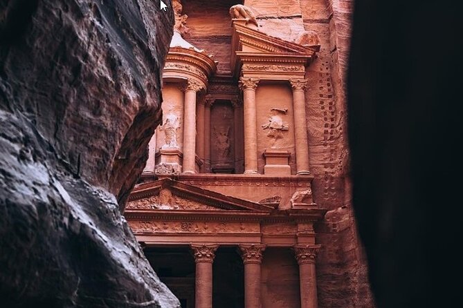 3-Day Private Tour, Explore Amman and Petra - Entering Petra through the Siq