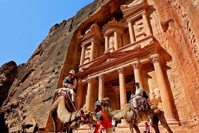 3 Days in Jordan (Petra, Wadi rum and Dead sea) - Entering Petra through the Siq