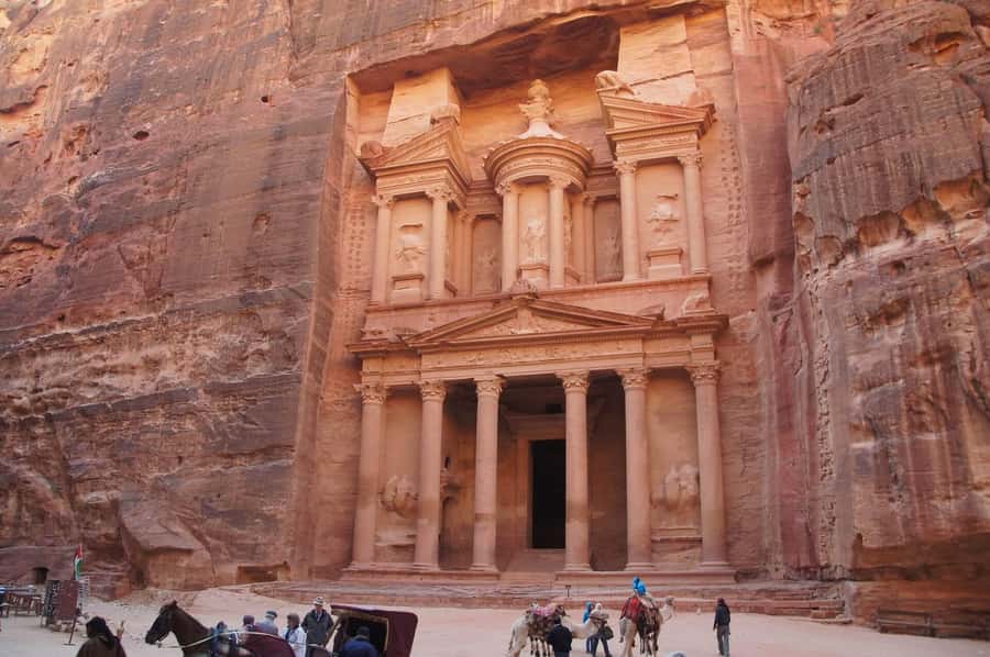From Tel Aviv: Guided Day Trip to Petra with Lunch - Crossing the border into Jordan