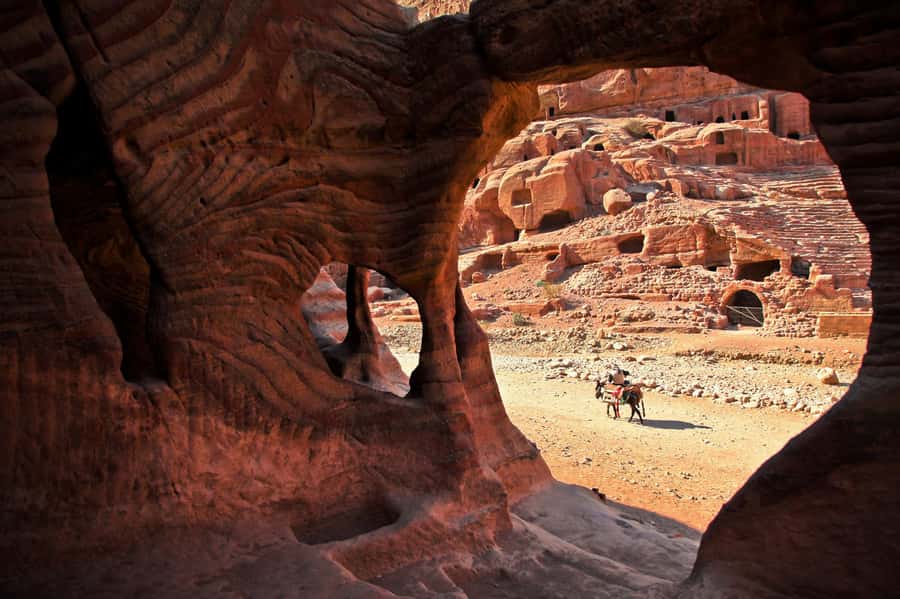 From Tel Aviv: Petra 1-Day Guided Tour with Transfers - The desert road toward Petra
