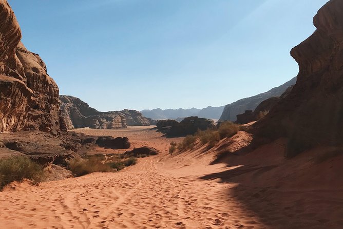 Petra and Wadi Rum in One Day | The Jordanian Mappers - Lunch between the desert and the ancient city
