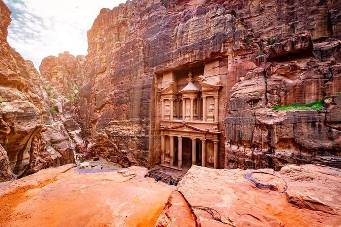 Petra Full-Day Private Tour from Amman - Entering Petra through the Siq