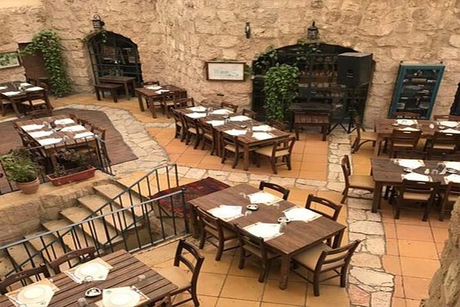 Private Madaba Haret Jdoudna Restaurant Lunch or Dinner from Amman - What arrives on the mezze table