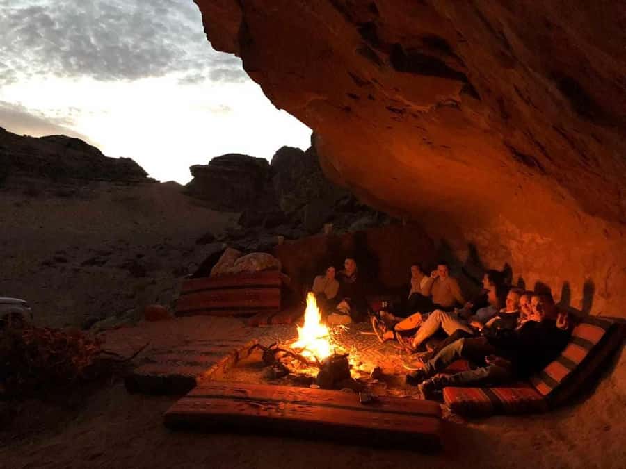 Wadi Rum: 1-Night Jeep Tour with Dinner and Breakfast - Khazali Canyon and Lawrence’s House